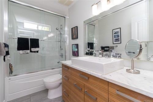 10107 Third St, Sidney, BC 