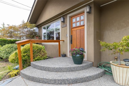 10107 Third St, Sidney, BC 