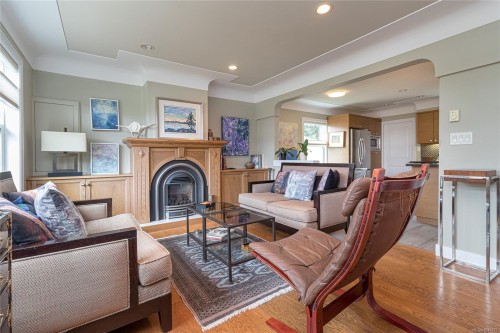 10107 Third St, Sidney, BC 