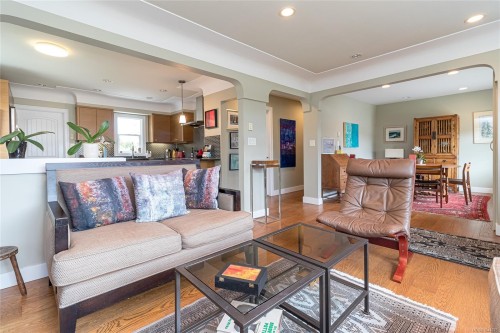 10107 Third St, Sidney, BC 
