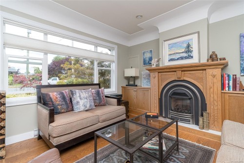 10107 Third St, Sidney, BC 