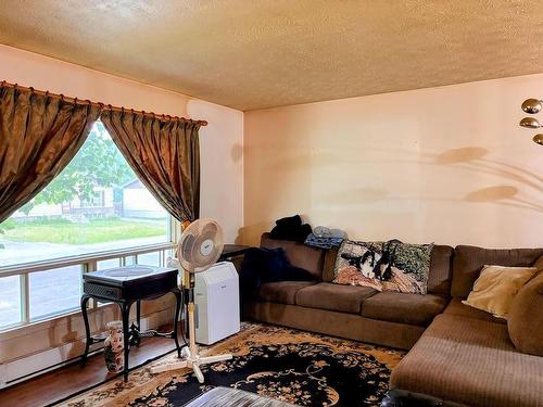 37 Matachewan Road, Manitouwadge, ON - Indoor Photo Showing Living Room