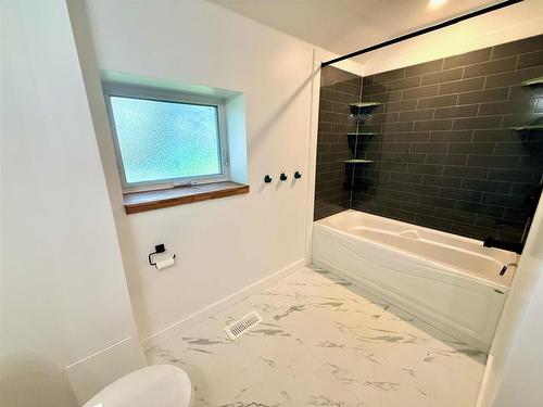 715 St Clair, Keewatin, ON - Indoor Photo Showing Bathroom
