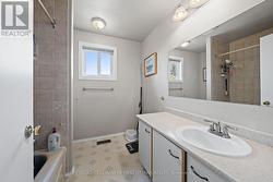 Main Bathroom. - 