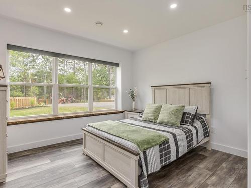 6718 Highway 1, Coldbrook, NS - Indoor Photo Showing Bedroom