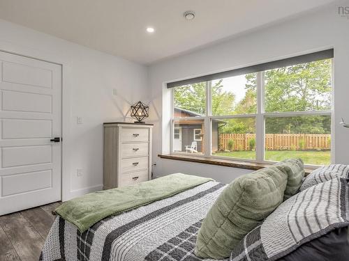 6718 Highway 1, Coldbrook, NS - Indoor Photo Showing Bedroom