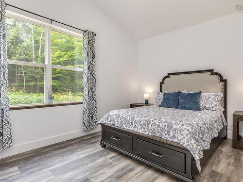 6718 Highway 1, Coldbrook, NS - Indoor Photo Showing Bedroom