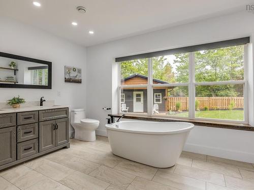 6718 Highway 1, Coldbrook, NS - Indoor Photo Showing Bathroom