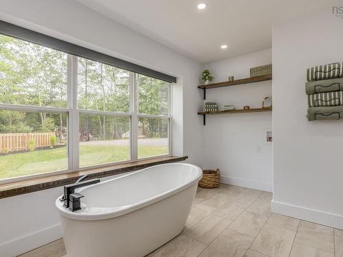 6718 Highway 1, Coldbrook, NS - Indoor Photo Showing Bathroom