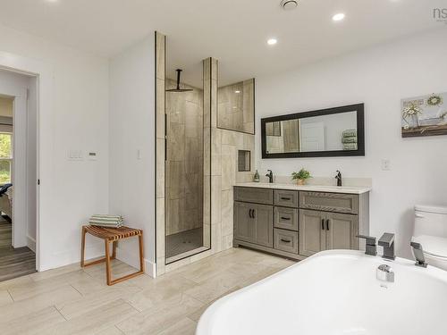 6718 Highway 1, Coldbrook, NS - Indoor Photo Showing Bathroom