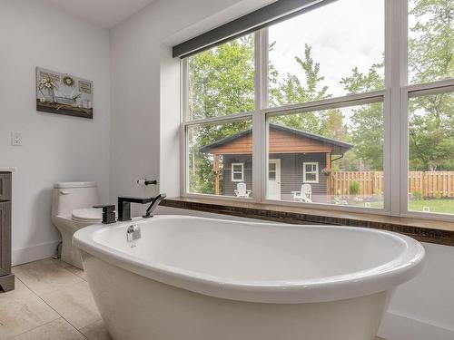6718 Highway 1, Coldbrook, NS - Indoor Photo Showing Bathroom