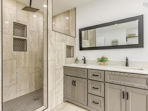 6718 Highway 1, Coldbrook, NS - Indoor Photo Showing Bathroom