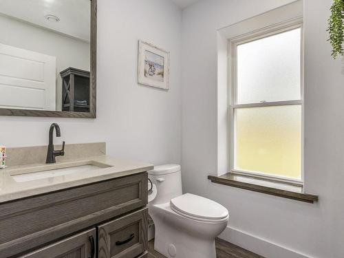 6718 Highway 1, Coldbrook, NS - Indoor Photo Showing Bathroom