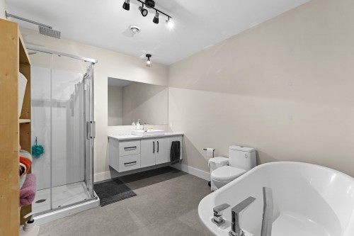 Bathroom - 711  - 717 Rue De La Bruère, Sherbrooke (Fleurimont), QC - Indoor Photo Showing Bathroom