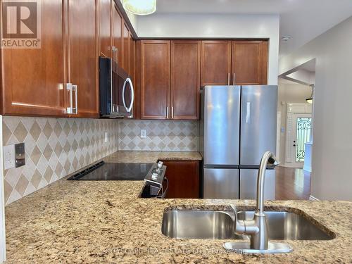 5409 Bestview Way, Mississauga, ON - Indoor Photo Showing Kitchen With Stainless Steel Kitchen With Double Sink With Upgraded Kitchen