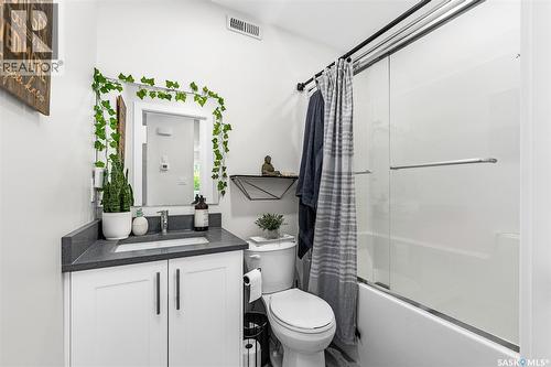 424 9Th Avenue W, Moose Jaw, SK - Indoor Photo Showing Bathroom