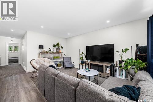 424 9Th Avenue W, Moose Jaw, SK - Indoor Photo Showing Living Room