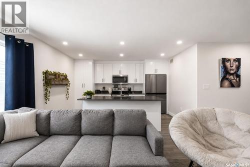 424 9Th Avenue W, Moose Jaw, SK - Indoor Photo Showing Living Room