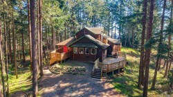 546 & 548 Kinnikinik Way Comox, BC V9M 3V8