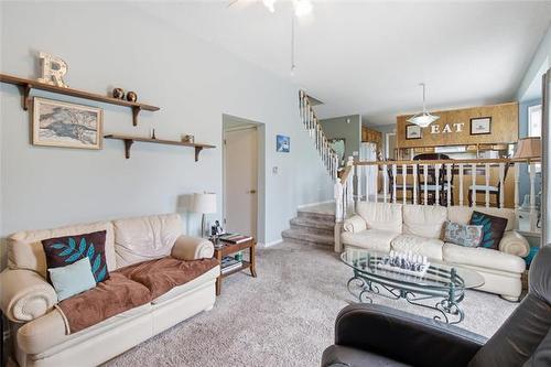 6 Parkwater Cr, Winnipeg, MB - Indoor Photo Showing Living Room