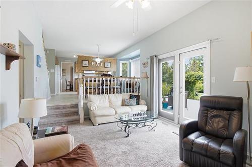 6 Parkwater Cr, Winnipeg, MB - Indoor Photo Showing Living Room