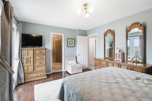 6 Parkwater Cr, Winnipeg, MB - Indoor Photo Showing Bedroom
