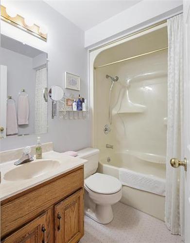 6 Parkwater Cr, Winnipeg, MB - Indoor Photo Showing Bathroom