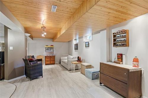 6 Parkwater Cr, Winnipeg, MB - Indoor