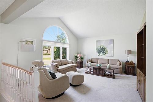 6 Parkwater Cr, Winnipeg, MB - Indoor Photo Showing Living Room