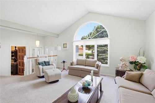 6 Parkwater Cr, Winnipeg, MB - Indoor Photo Showing Living Room