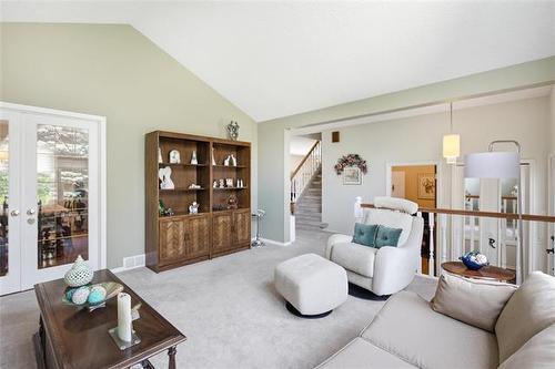 6 Parkwater Cr, Winnipeg, MB - Indoor Photo Showing Living Room