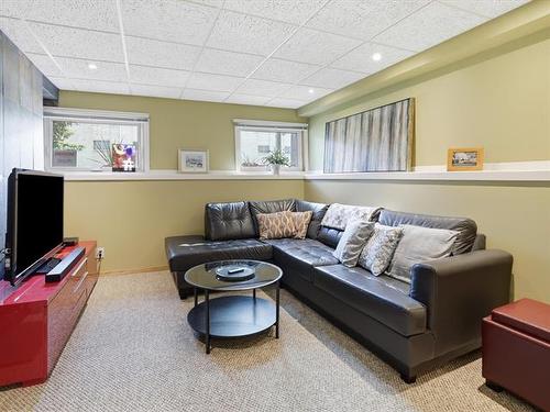 192 Pulberry St, Winnipeg, MB - Indoor Photo Showing Living Room