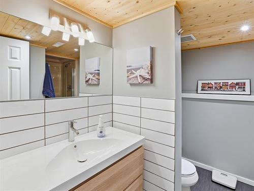 192 Pulberry St, Winnipeg, MB - Indoor Photo Showing Bathroom