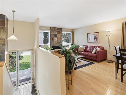 192 Pulberry St, Winnipeg, MB - Indoor Photo Showing Living Room