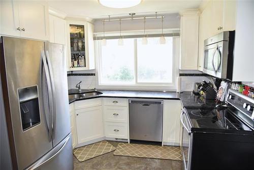 86 Mutchmor Cl, Winnipeg, MB - Indoor Photo Showing Kitchen With Double Sink