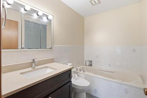 520 Christie Rd, Winnipeg, MB - Indoor Photo Showing Bathroom