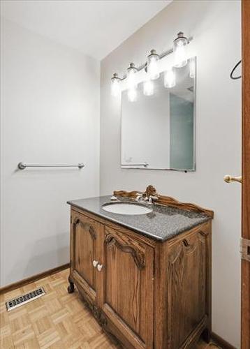 520 Christie Rd, Winnipeg, MB - Indoor Photo Showing Bathroom