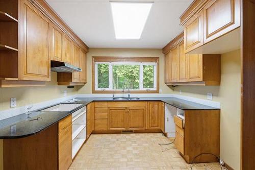 520 Christie Rd, Winnipeg, MB - Indoor Photo Showing Kitchen With Double Sink
