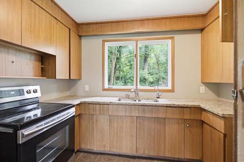 520 Christie Rd, Winnipeg, MB - Indoor Photo Showing Kitchen With Double Sink