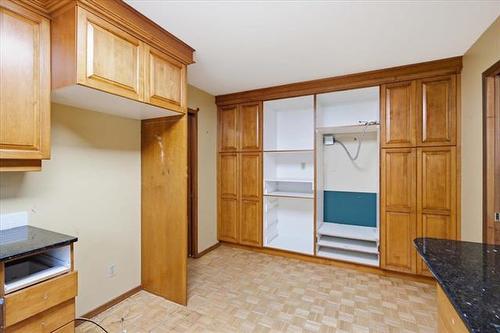 520 Christie Rd, Winnipeg, MB - Indoor Photo Showing Kitchen