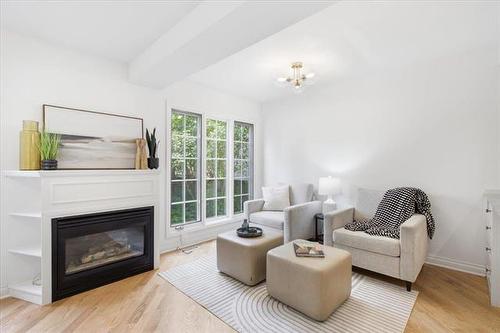 476 Ash St, Winnipeg, MB - Indoor Photo Showing Living Room With Fireplace