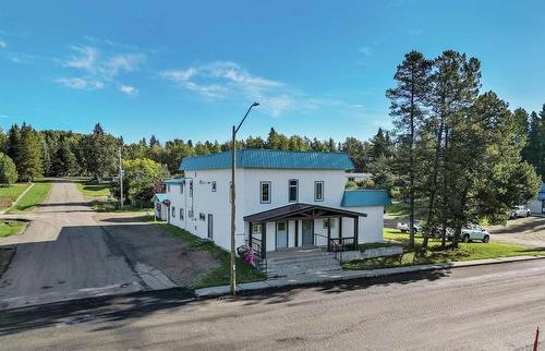 102 2 Avenue, Winfield, AB 