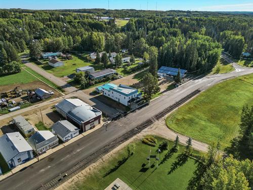 102 2 Avenue, Winfield, AB 