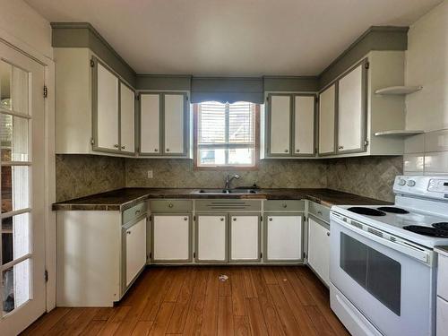 241 Syndicate Ave N, Thunder Bay, ON - Indoor Photo Showing Kitchen With Double Sink