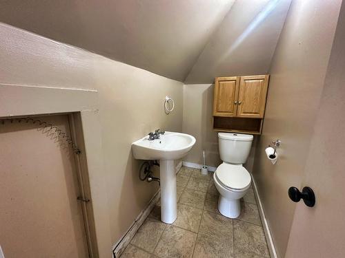 241 Syndicate Ave N, Thunder Bay, ON - Indoor Photo Showing Bathroom