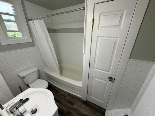 320 First Avenue, Thunder Bay, ON - Indoor Photo Showing Bathroom