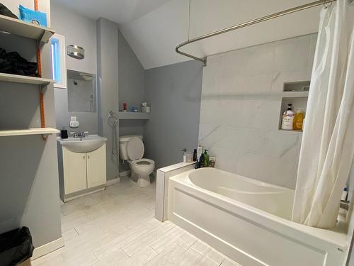 12 Machar Avenue, Thunder Bay, ON - Indoor Photo Showing Bathroom