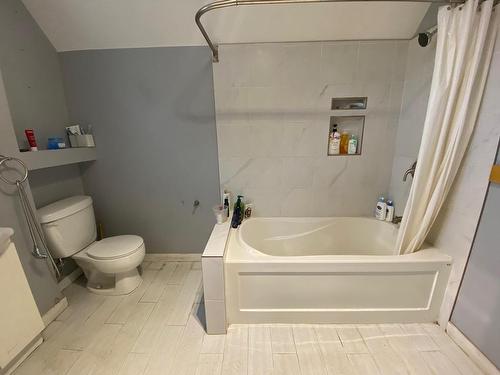 12 Machar Avenue, Thunder Bay, ON - Indoor Photo Showing Bathroom