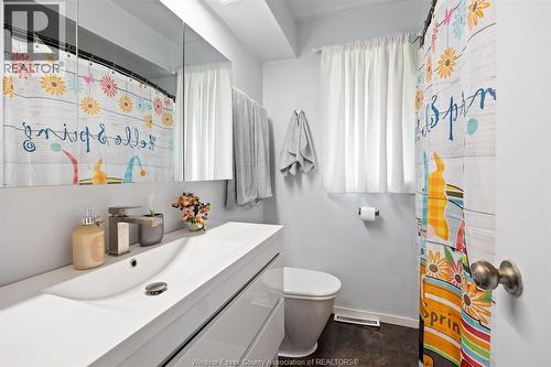 636 Cabana, Windsor, ON - Indoor Photo Showing Bathroom
