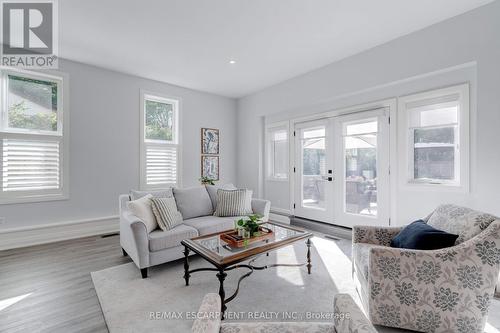 296 Kent Crescent, Burlington, ON - Indoor Photo Showing Living Room